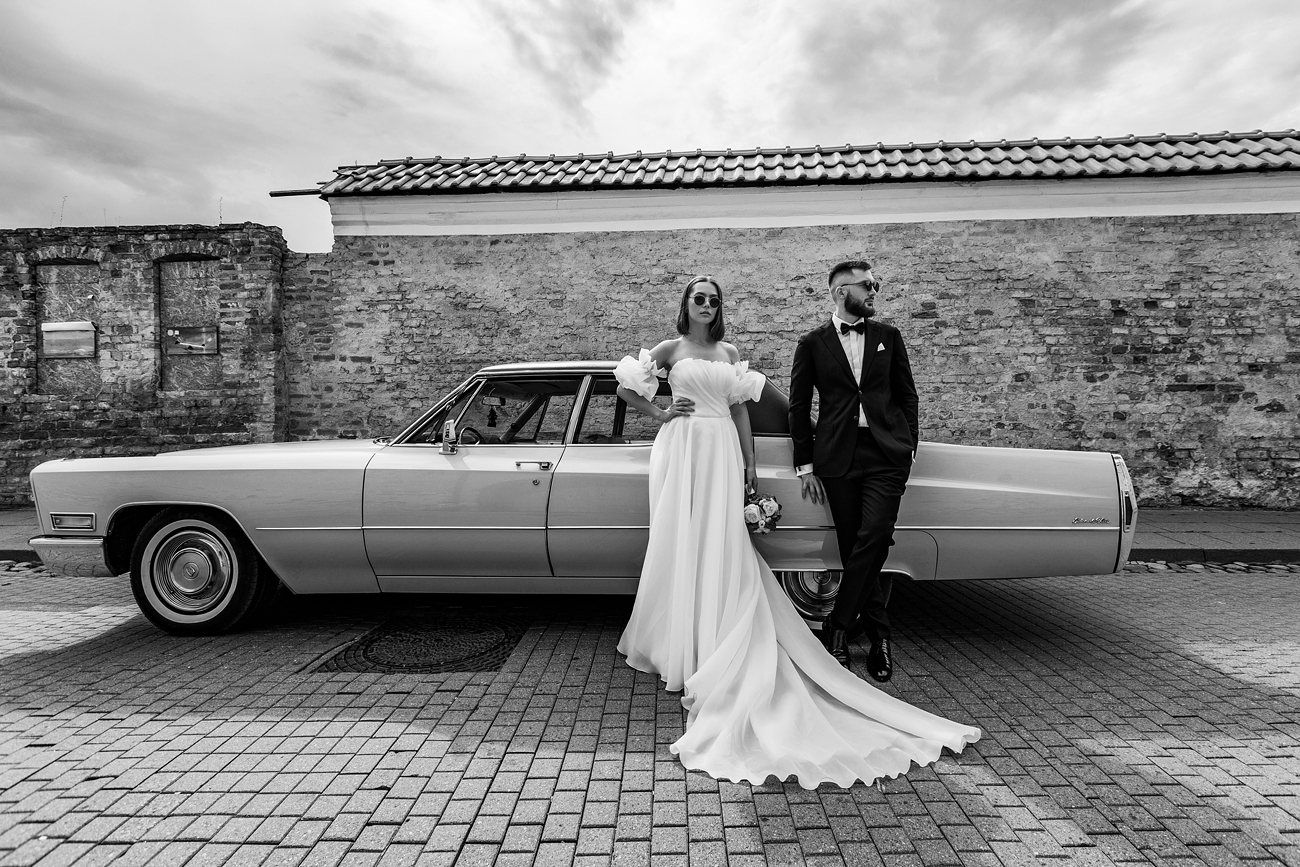 FotoGuru vestuvių fotografas Vilniuje vestuvių fotografija fotosesijų idėjos vestuvėms vestuvių nuotrauka geriausi vestuvių fotografai vestuvių fotosesija su retro auto