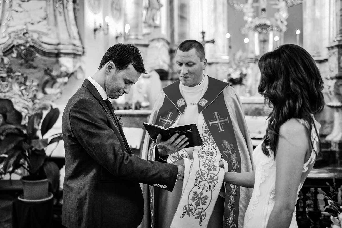 FotoGuru profesionalus vestuvių fotografas Vilniuje vestuvių ceremonija bažnyčioje
