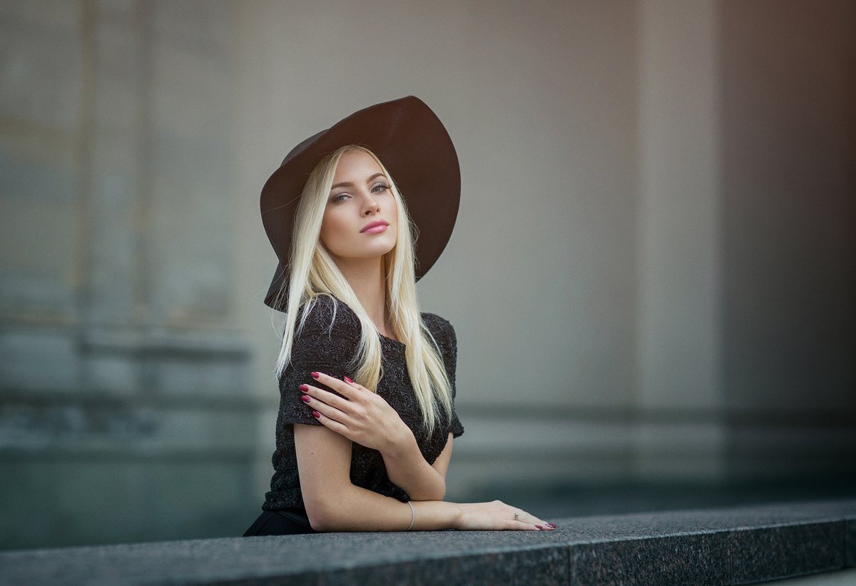 FotoGuru asmeninė fotosesija Vilniuje merginos portretas su skrybėle