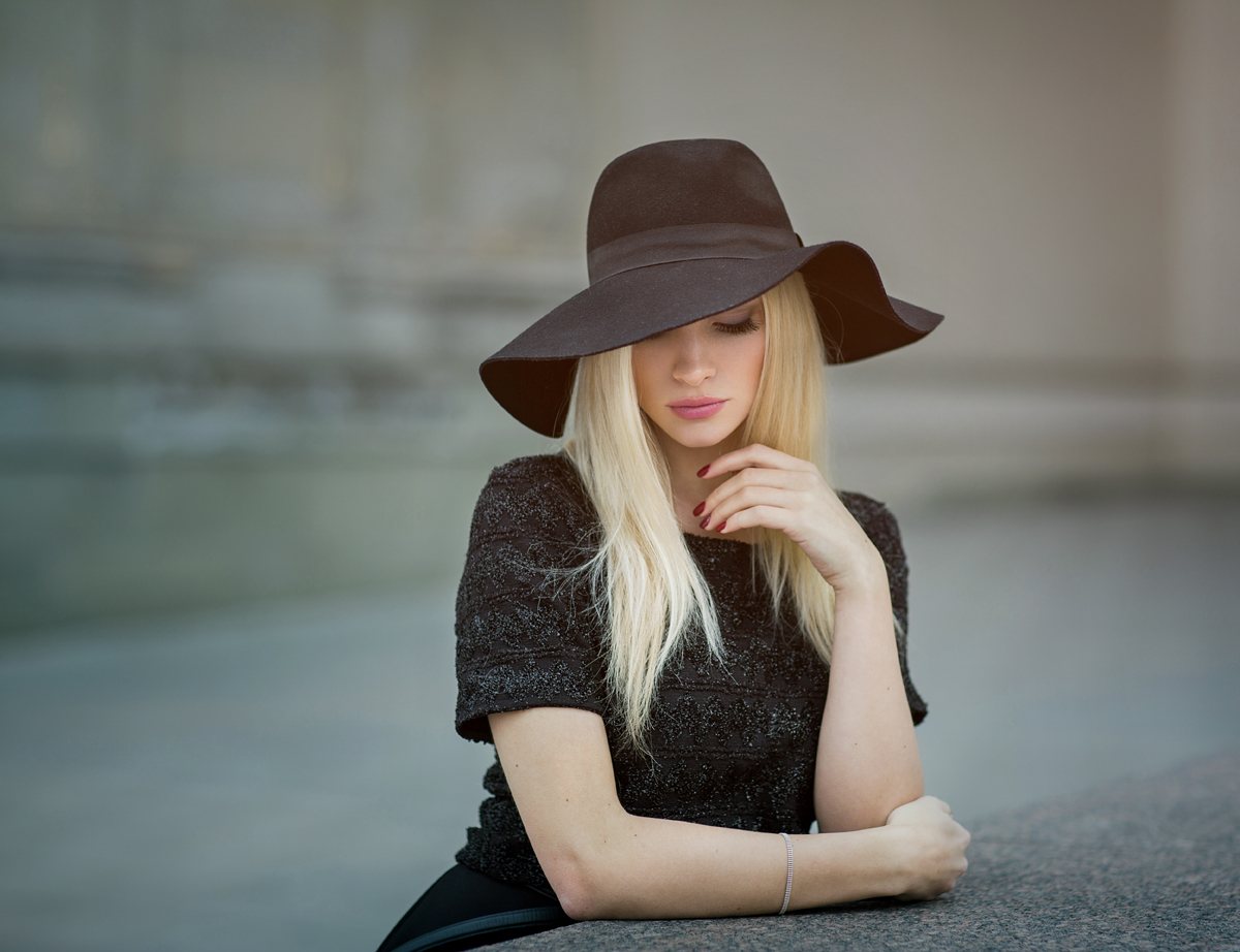 FotoGuru asmeninė fotosesija Vilniuje merginos portretas su skrybėle