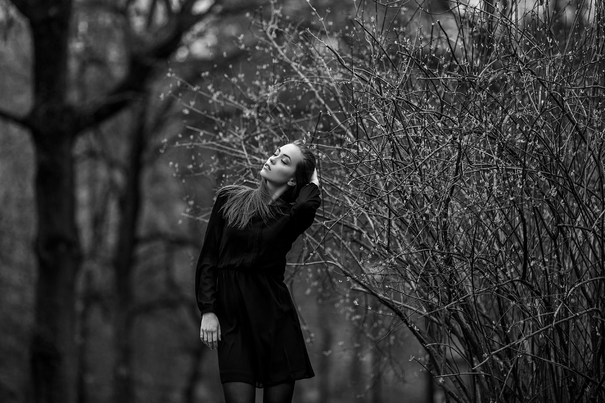FotoGuru asmeninė fotosesija Vilniaus Bernardinų parke pavasarį merginos portretas
