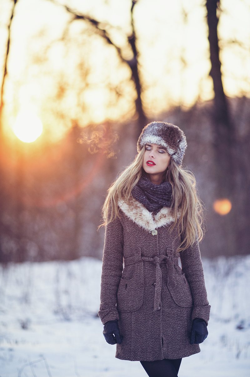 FotoGuru asmeninė fotosesija gamtoje žiemą merginos portretas