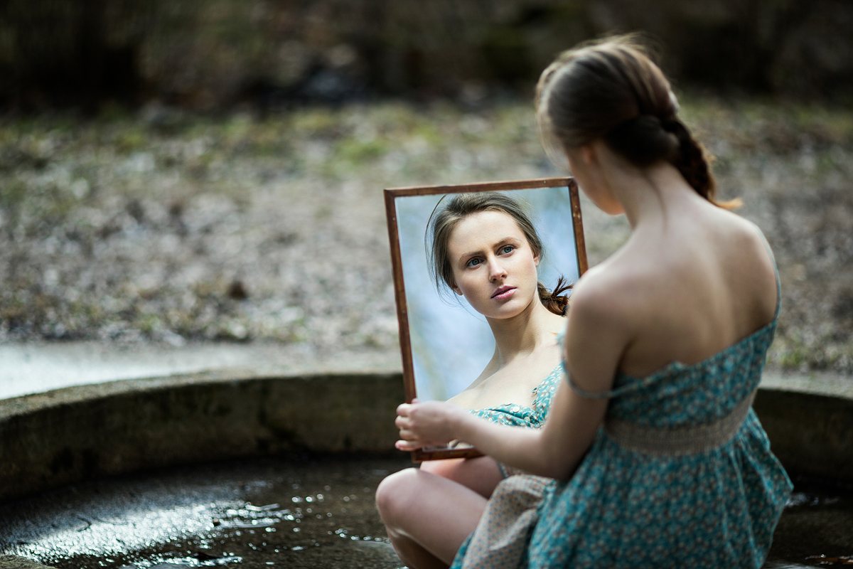 FotoGuru asmeninė fotosesija gamtoje merginos portretas veidrodyje
