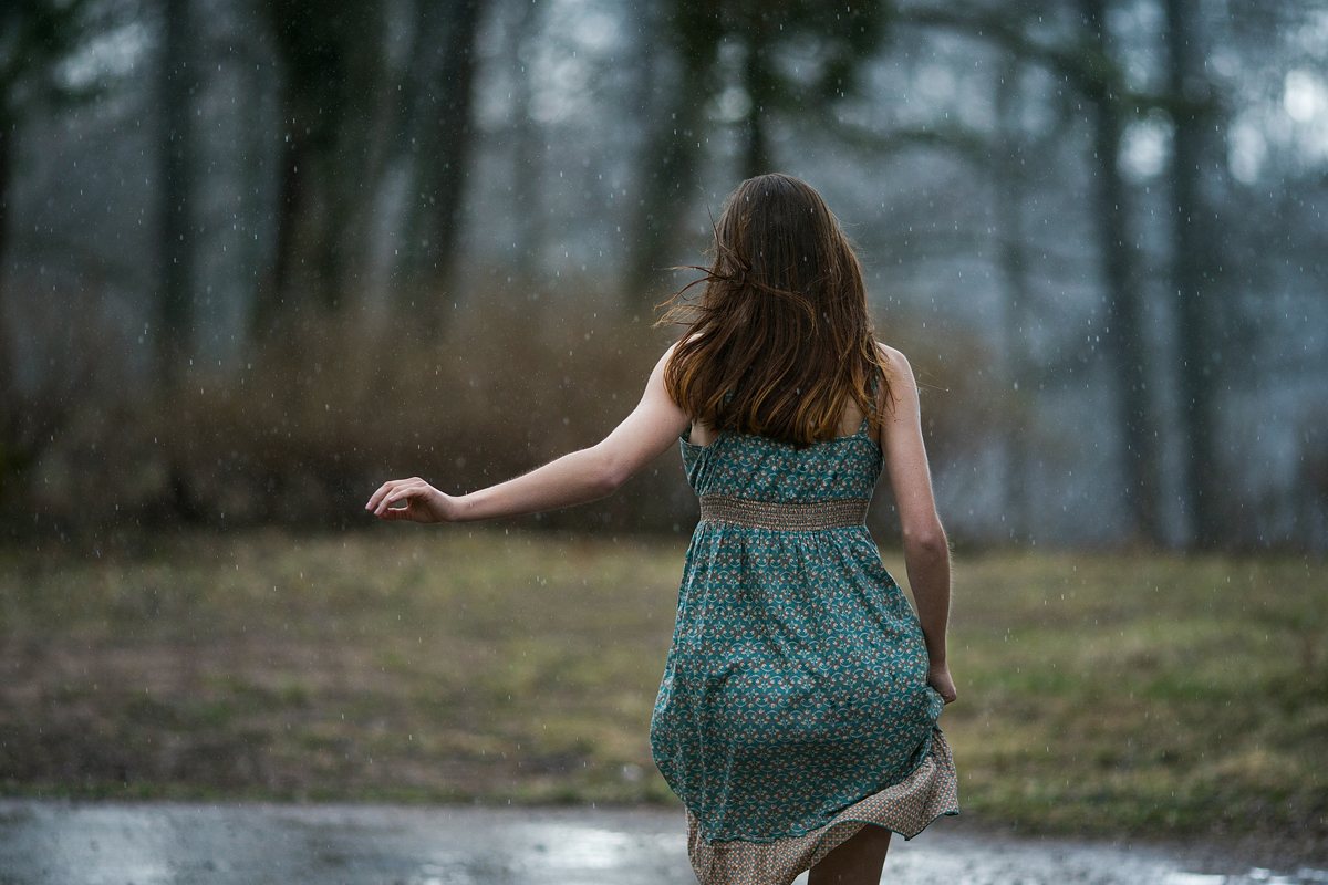 FotoGuru asmeninė fotosesija gamtoje merginos portretas lyjant lietuj
