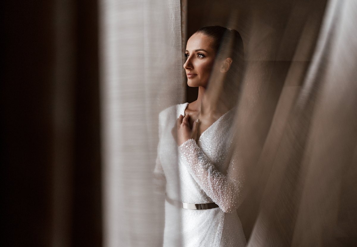 FotoGuru vestuvių fotosesija Kempinskij viešbutyje nuotakos pasiruošimo fotosesija vestuvių moderni vestuvių fotografija