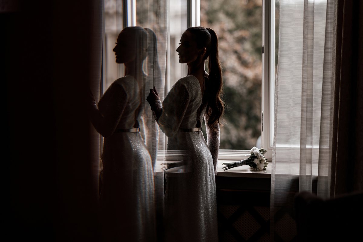 FotoGuru vestuvių fotosesija Kempinskij viešbutyje nuotakos pasiruošimo fotosesija vestuvių moderni vestuvių fotografija