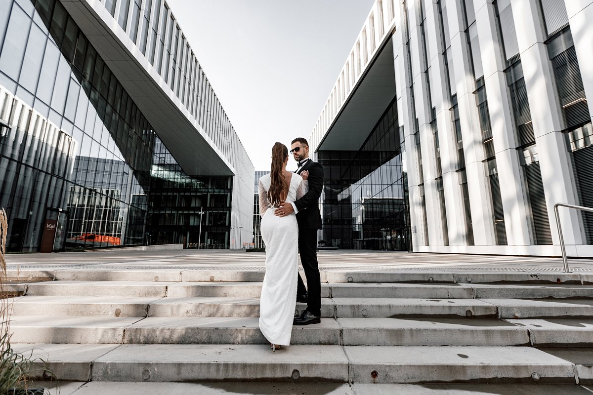 FotoGuru fotografas Vilniuje vestuvių fotosesija prie modernių pastatų vestuvių fotografija moderni vestuvių fotosesija geriausi vestuvių fotografai