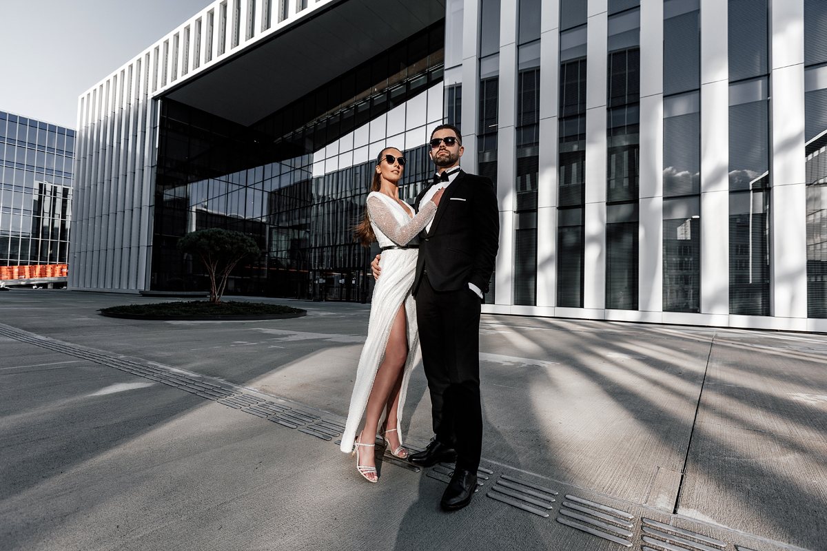 FotoGuru fotografas Vilniuje vestuvių fotosesija prie modernių pastatų vestuvių fotografija moderni vestuvių fotosesija geriausi vestuvių fotografai