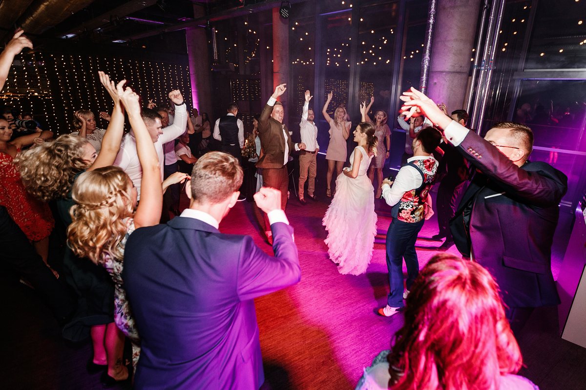 FotoGuru profesionali vestuvių fotografija Ingos ir Karolio vestuvių istorija vestuvių šventė žalgirio arenoje